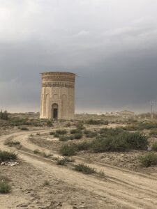 برج طغرل مهماندوست در زبان محلی “برج معصوم زاده ” نامیده می شود