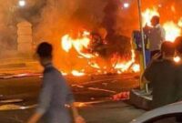 فتنه‌ها آمدند، ملت ایستاد