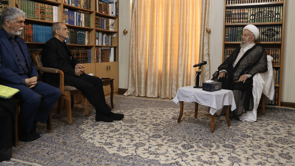 آیت‌الله مکارم در دیدار پزشکیان: سستی مسئولان دشمن را جسور می‌کند