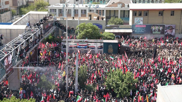 جوانانی که در تشییع رهبر فرصت گریه کردن نداشتند