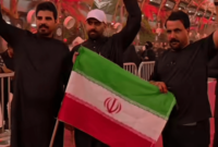 عراقی‌ها برای عکس انداختن با تصویر رهبر شهید صف بستند