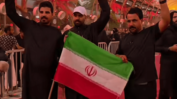 عراقی‌ها برای عکس انداختن با تصویر رهبر شهید صف بستند