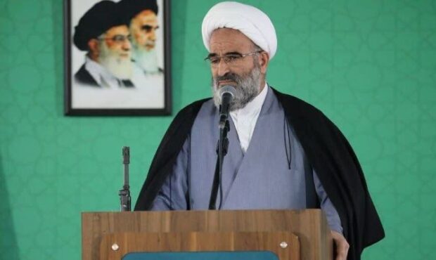 نماز سبب دوری انسان از تکبر می شود